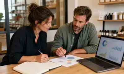 Dirigeants de PME préparant un plan de développement commercial