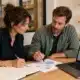 Dirigeants de PME préparant un plan de développement commercial