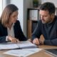 Entrepreneur et conseillère examinant un dossier de financement