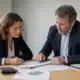 Entrepreneuse vérifiant le droit d’entrée et le budget d’une franchise avec un conseiller
