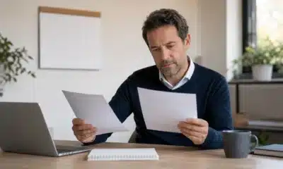 Dirigeant comparant ses solutions à la fin de la portabilité de sa mutuelle