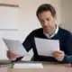 Dirigeant comparant ses solutions à la fin de la portabilité de sa mutuelle