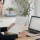 Entrepreneuse comparant l’ancien formulaire M0 SAS au guichet unique en ligne