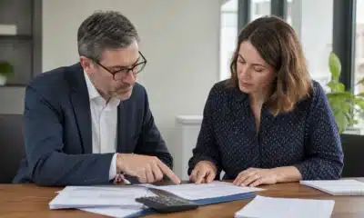 Dirigeante et comptable vérifiant les frais de santé payables par la société
