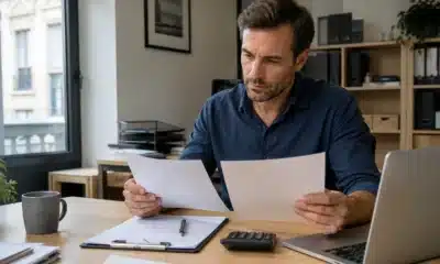 Entrepreneur comparant les avantages et inconvénients de deux réseaux de franchise