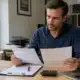 Entrepreneur comparant les avantages et inconvénients de deux réseaux de franchise