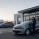 Entrepreneuse inspectant les véhicules d’une agence de location