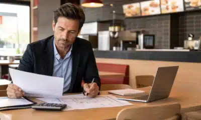 Entrepreneur préparant l’ouverture d’un restaurant franchisé