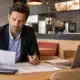 Entrepreneur préparant l’ouverture d’un restaurant franchisé