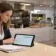 Entrepreneuse préparant l’ouverture d’une franchise de restauration rapide