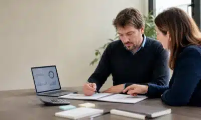 Entrepreneur construisant le financement d’une franchise avec peu d’apport