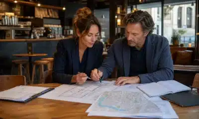 Entrepreneurs étudiant un projet de coffee shop sous licence