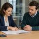 Entrepreneur examinant une garantie Bpifrance avec sa banque