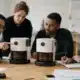 Équipe comparant deux versions d’un produit dans une démarche d’innovation incrémentale