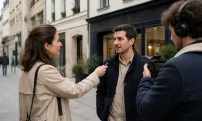 Intervieweuse menant un micro-trottoir avec un passant dans une rue piétonne