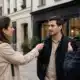 Intervieweuse menant un micro-trottoir avec un passant dans une rue piétonne