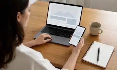 Spécialiste contrôlant une checklist de landing page sur ordinateur et mobile