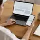 Spécialiste contrôlant une checklist de landing page sur ordinateur et mobile