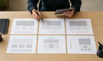 Analyste comparant plusieurs structures de landing pages publicitaires sur un grand écran