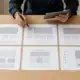 Analyste comparant plusieurs structures de landing pages publicitaires sur un grand écran