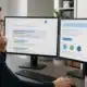 Spécialiste Google Ads contrôlant la cohérence entre annonce mot-clé et landing page