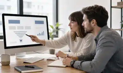 Équipe analysant une landing page et son parcours de conversion sur un écran