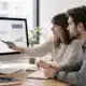 Équipe analysant une landing page et son parcours de conversion sur un écran