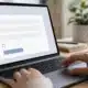 Visiteur remplissant un formulaire d’inscription clair avec contrôle du consentement