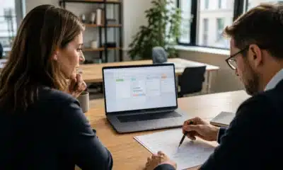 Responsables RH comparant un logiciel ATS et une grille de critères