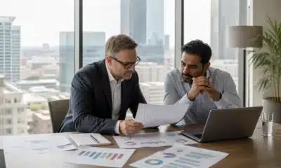 Dirigeant observant indicateurs économiques technologie réglementation et climat