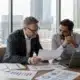 Dirigeant observant indicateurs économiques technologie réglementation et climat