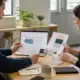Deux professionnels préparent un mailing postal et une campagne emailing