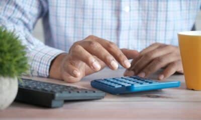 Entrepreneur calculant la marge brute de son activité