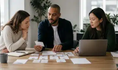 Équipe construisant un buyer persona à partir d’entretiens et de données clients