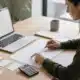 Responsable préparant un plan marketing avec budget calendrier et indicateurs