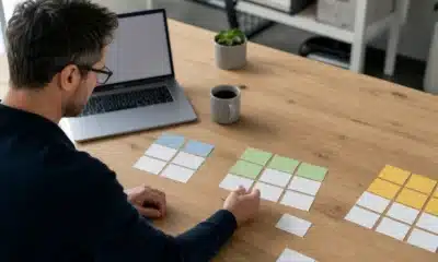 Analyste regroupant des profils clients en segments mesurables sur un écran