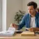 Entrepreneur comparant son chiffre d’affaires et ses charges au régime micro-BIC