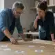 Entrepreneure analysant clients fournisseurs concurrents et partenaires proches