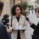 Micro-trottoir sur un packaging cosmétique avec une consommatrice