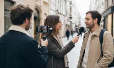 Équipe réalisant un micro-trottoir pour une marque dans une rue commerçante