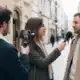 Équipe réalisant un micro-trottoir pour une marque dans une rue commerçante