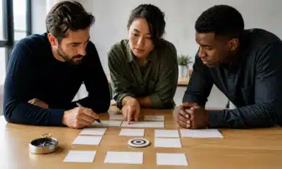 Dirigeants alignant mission vision et objectifs autour d’une table