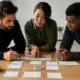 Dirigeants alignant mission vision et objectifs autour d’une table