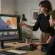 Équipe créative examinant un projet de motion design sur écran