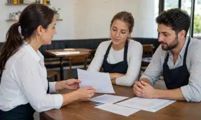 Employeur présentant la mutuelle à deux salariés saisonniers