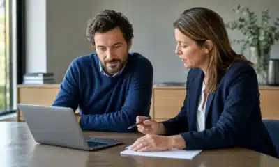 Dirigeant de PME comparant sa complémentaire santé avec une conseillère