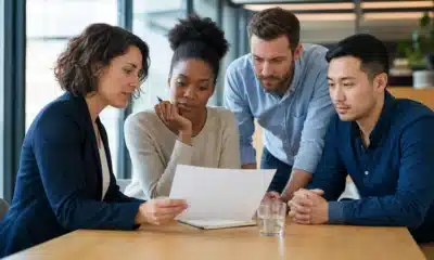 Équipe d’une PME examinant la mutuelle d’entreprise obligatoire