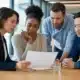 Équipe d’une PME examinant la mutuelle d’entreprise obligatoire