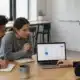 Équipe observant une utilisatrice tester la première version d’un produit numérique