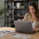 Responsable marketing préparant une newsletter d’entreprise sur ordinateur